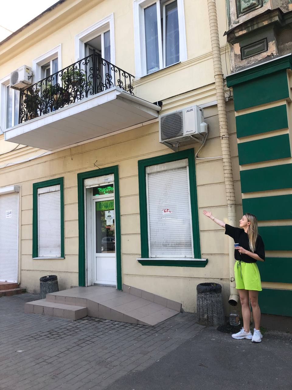 Ждём администратора возле магазина